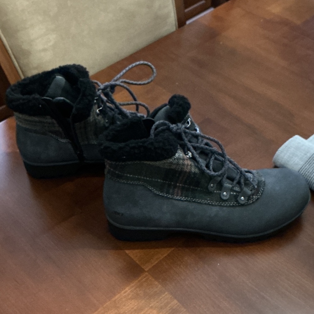 JBU Gray Winter Boots with Fur Lining